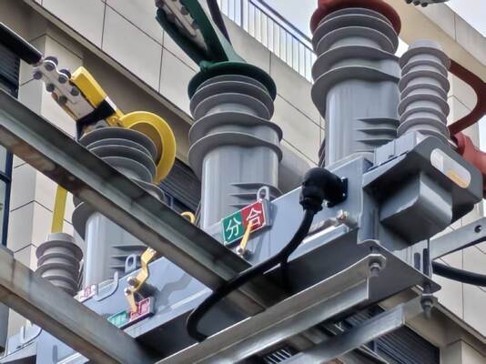 منبع تغذیه دستگاه قطع کننده مدار با ولتاژ خروجی 220 ولت متناوب ± 10%، ضد آب IP67، مصرف برق فوق‌العاده کم (حدود 6 وات) با استخراج ولتاژ خازنی